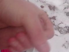 winters - ruckeln start paare -männlich gegenüber schnee abspritzen gegenüber schneefall 