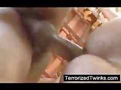 homosexuell terrorisierten twink ohne sattel 