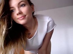 amateur brunette strip-tease étudiant webcam 