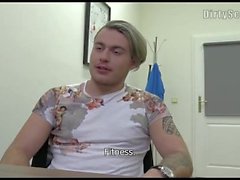 dirtyscout recta recta tipo entrevista de casting en efectivo dinero engañado oculto cámara mamada anal a pelo real amateur pov homosexual 