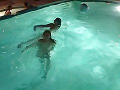 piscina bikini morena joven joven con chica a 