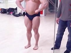 bodybuilder posiert außerhalb der saison 