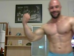 bodybuilder biegen posiert musce 