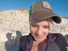 sexyspunkygirl slarvig avsugning utomhus allmän strand 