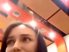 bebé morena masturbación público upskirt 