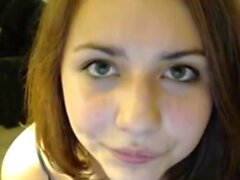 brunette close-up solo jouets webcam 