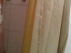 Taking a shower / Tomando una ducha