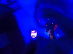 rave glow uv black ljus uv färgkropp färgpunkt visa blowjob anal squirt piercings skalle 